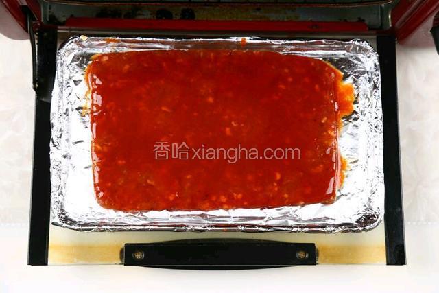放入烤箱，20分钟后取出，翻面再刷一层蜜汁酱，撒上芝麻，继续烤20分钟