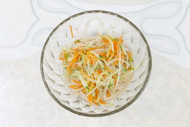 滤掉冷水，将豆芽萝卜丝黄瓜丝放面条上面