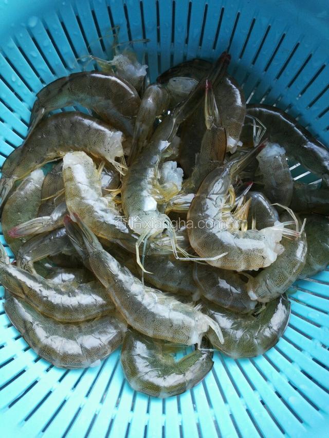 对虾，去头去掉泥肠，洗干净，虾背部用剪刀剪开，洗干净，沥水