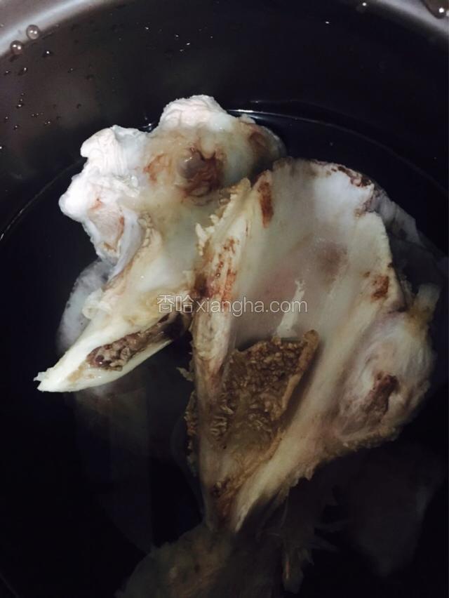 焯水后捞出再次用清水冲洗干净放入砂锅中，加入适量的清水慢慢熬煮。