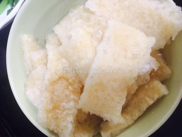 趁着熬汤这段时间开始准备其它食材，把提前泡发好的猪皮切成长方形小块放入碗里备用。