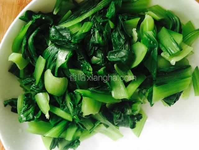 焯好的青菜过凉水后切成小段放入碗里备用。