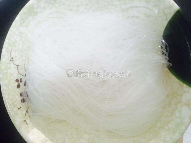 泡发一小把龙口粉丝备用。