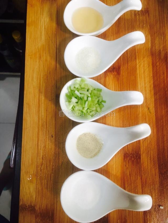 准备好如图所示的调料，葱、料酒、白糖、盐和胡椒粉。