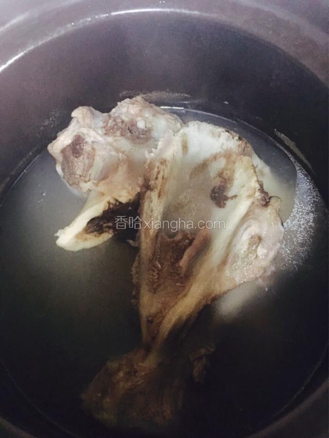 这时候骨头汤已经煮好了。