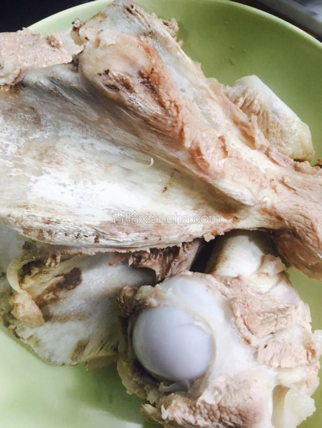 把大骨捞出放凉。