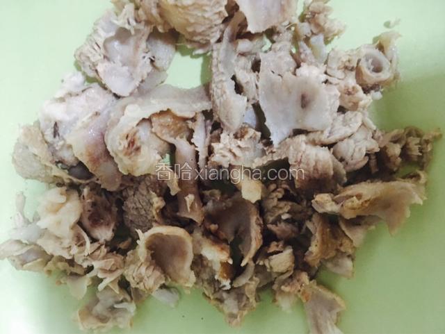 放凉后把骨头上肉折下来，撕成小块备用。