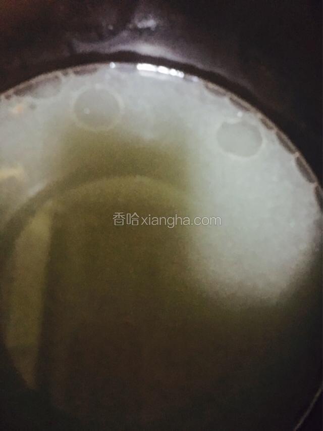 高汤留锅里备用。