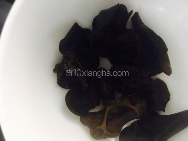 黑木耳提前泡发洗净放碗里备用。
