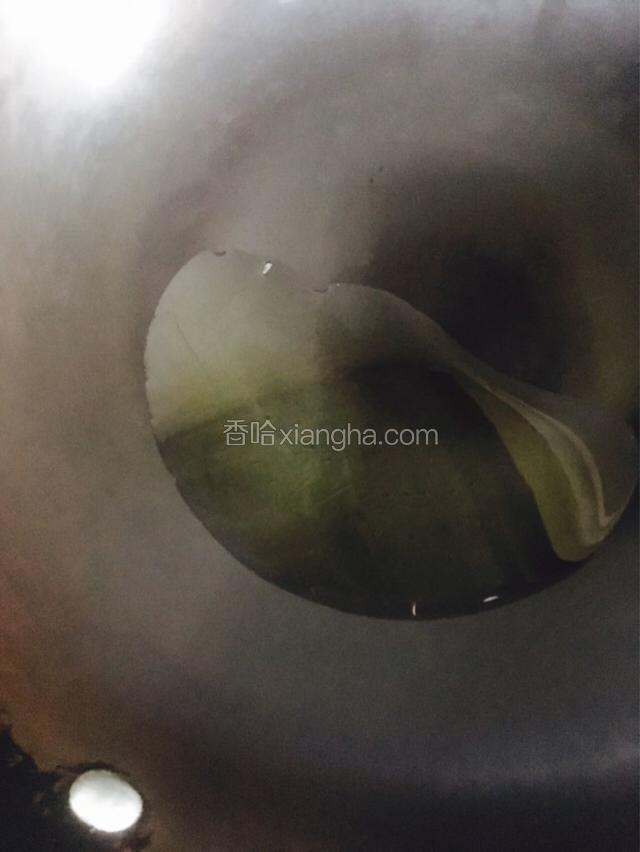 热锅放油烧至六成热。