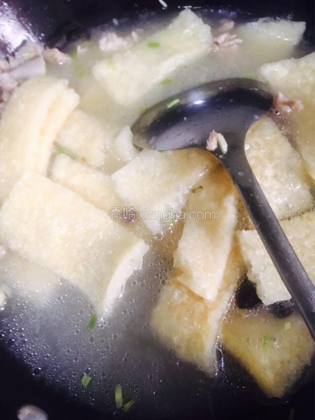 倒入大骨汤大火烧开转中火继续炖十五分钟左右。