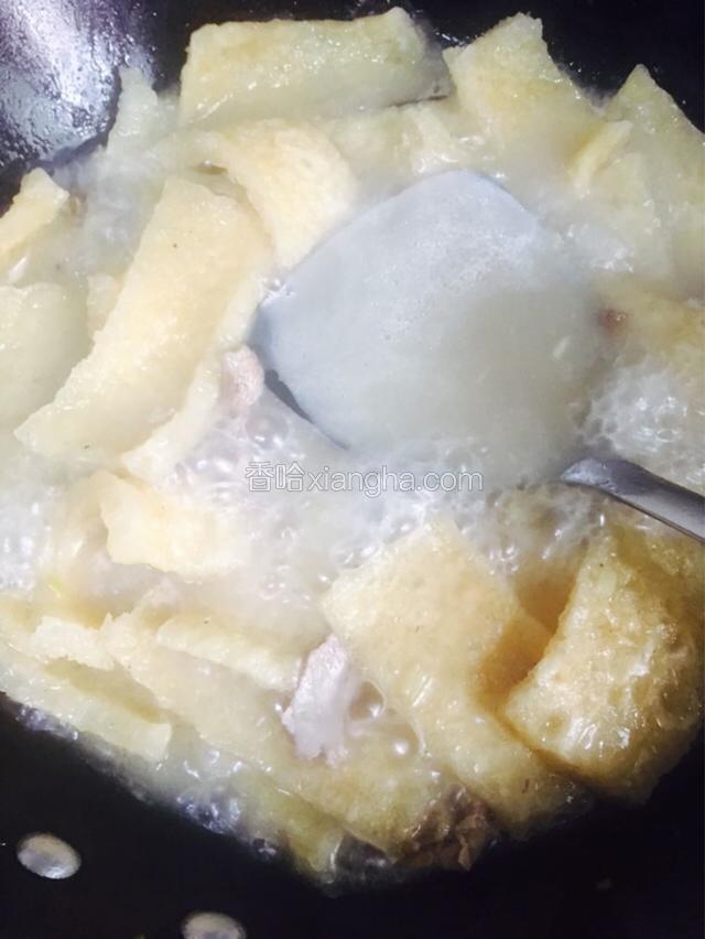 炖至汤汁发白。
