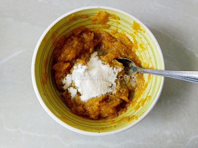 放适量椰子粉和草莓炼乳拌匀（放炼乳这步忘拍了）