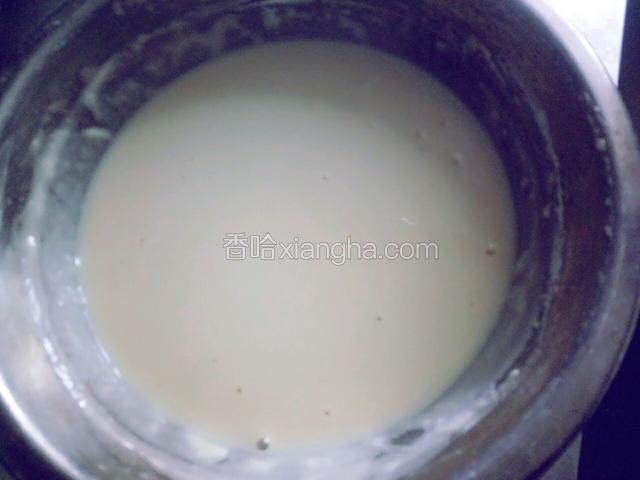 碗里打入两个鸡蛋，加入一些面粉和适量的水，盐，调成这样的糊，搅匀无颗粒，糊根据带鱼的多少来调