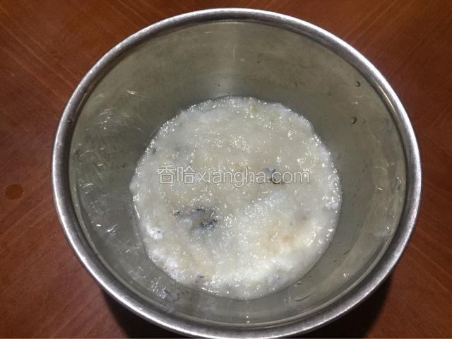 将鳕鱼剔骨，将鳕鱼肉切小块再剁成米糊状，剁了将近10分钟。