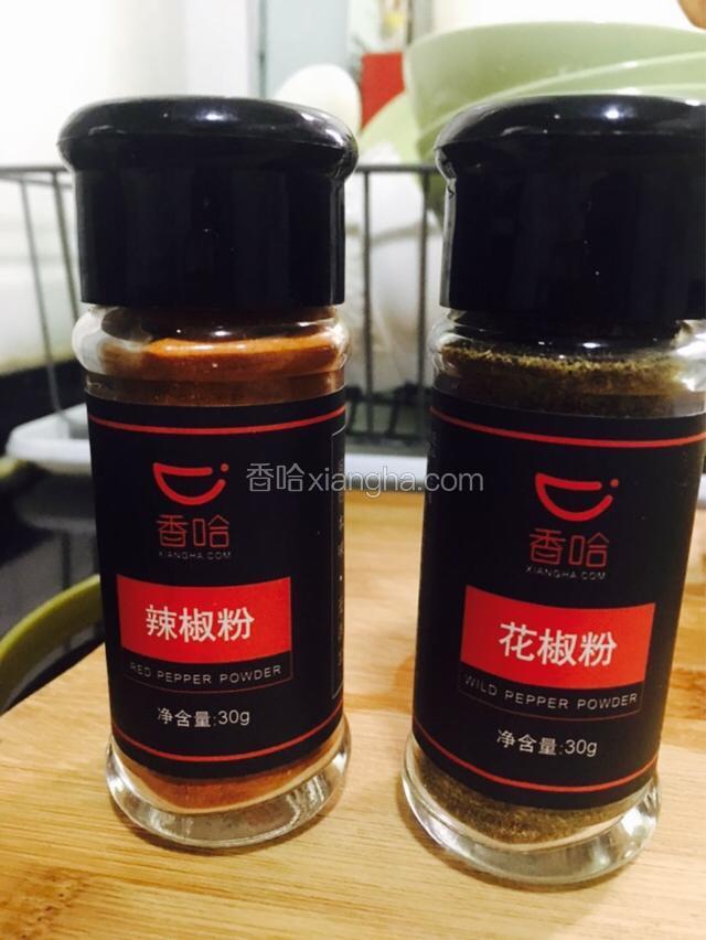 香哈辣椒粉和花椒粉备用。