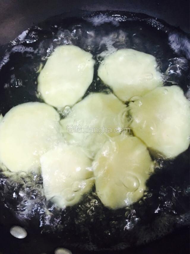 土豆洗净去皮切片，入沸水中煮熟。