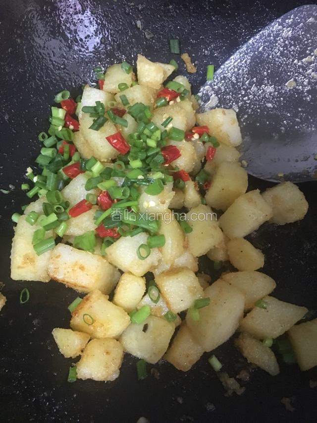 最后撒入葱花和小米椒拌匀即可出锅。
