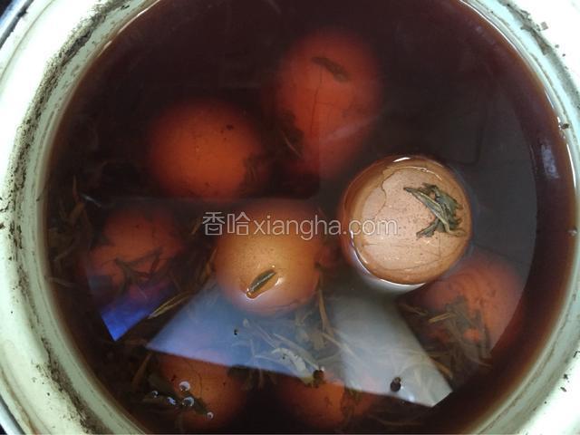 煮好的茶叶蛋最好是在汤汁中浸泡半天左右，便于入味和上色