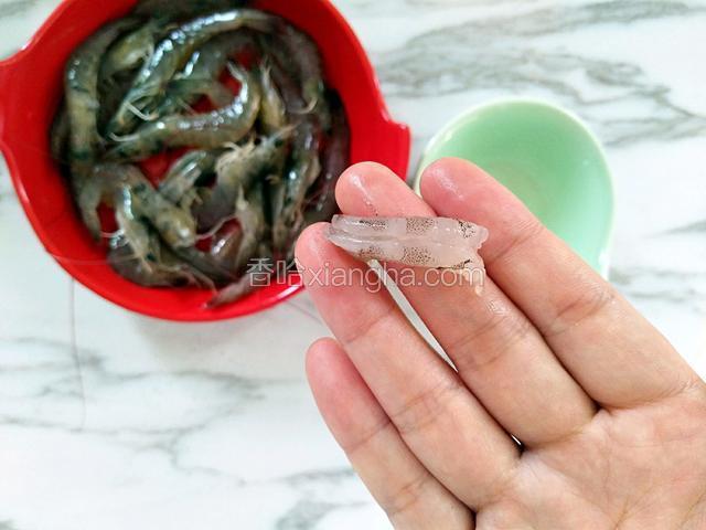 鲜虾去头去壳，剔除虾线