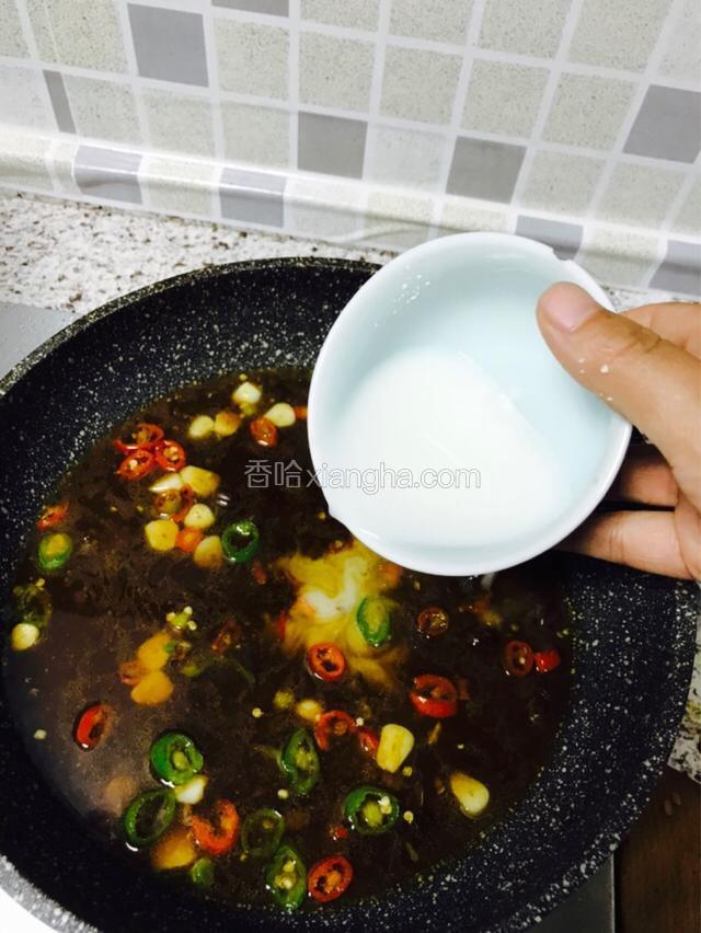 放入调至好的水淀粉