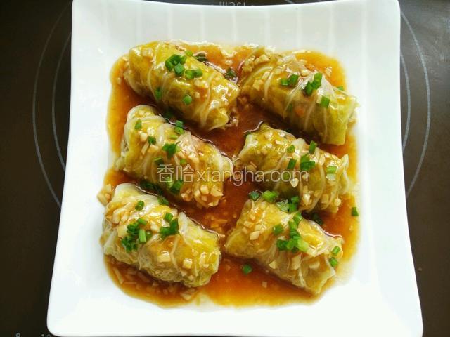 将芡汁淋在白玉卷上，撒上一些葱花做装饰。