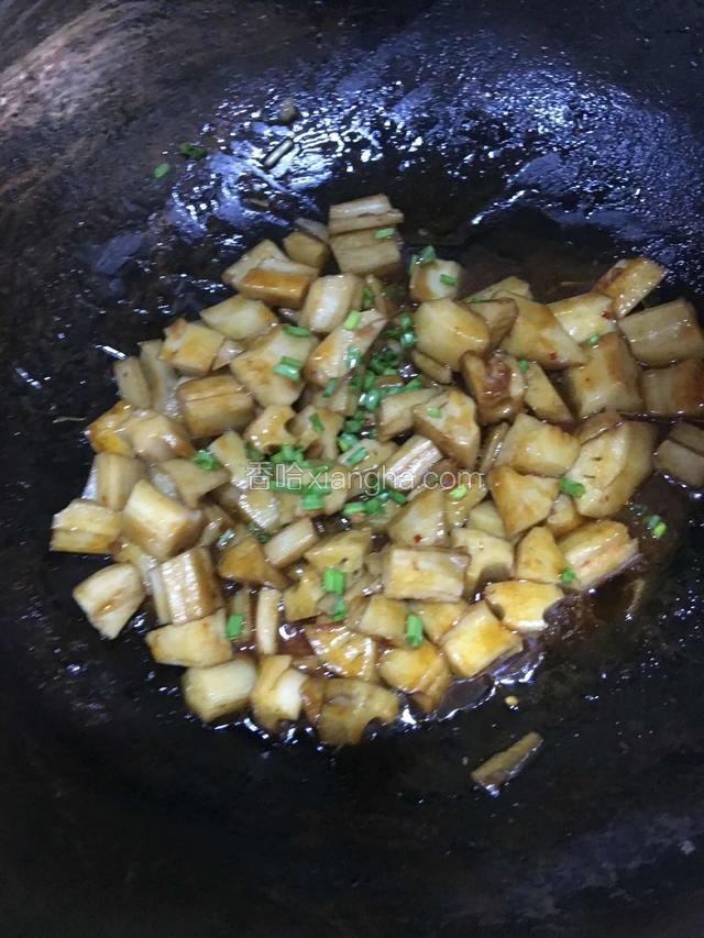出锅前撒上葱花
