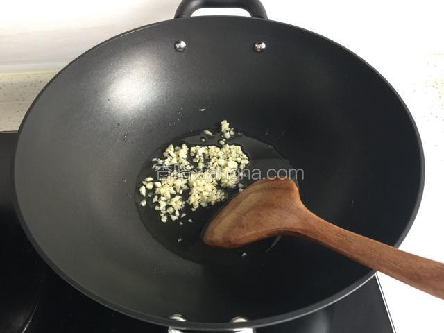 油锅烧热倒入蒜末爆香。