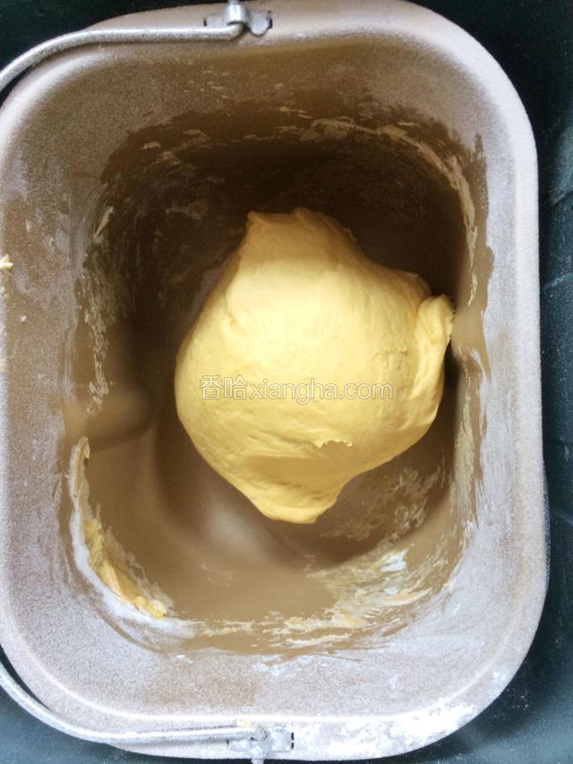 加入面粉 发酵粉，启用面包机生面团功能，发酵两倍大后，再启用和面功能揉成光滑面团^_^
