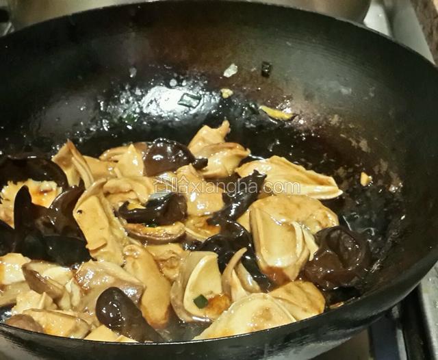 下入滑好油的猪肚和木耳翻炒，加入生抽，盐，胡椒粉，鸡精，蚝油调味，勾入水淀粉
