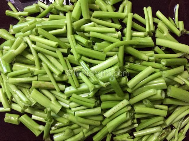 将洗好的空心菜杆用刀切好备用
