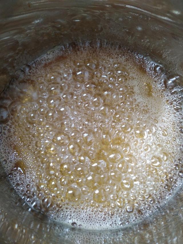 这是熬了半小时的样子，颜色开始变深了