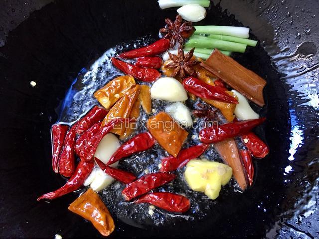 将锅洗净烧干，倒入适量的油，将葱姜蒜等香料倒入锅中，小火翻炒，炒出香味，将陈皮捞出不要了
