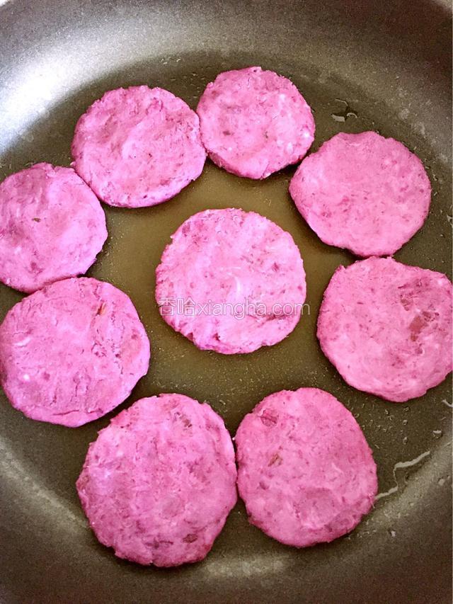 用手掌轻轻压扁，平底锅抹层油小火煎