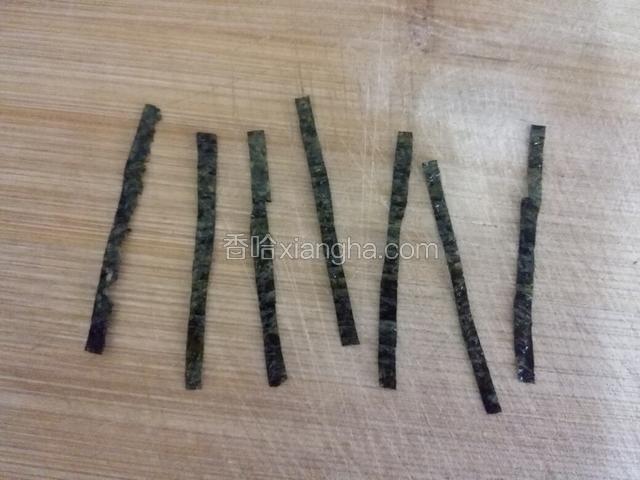 海苔剪成粗细相同的条﻿