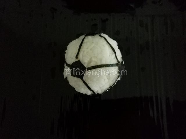 长条海苔贴在饭团上﻿