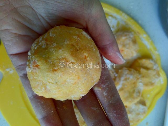 把豆沙包在里面。