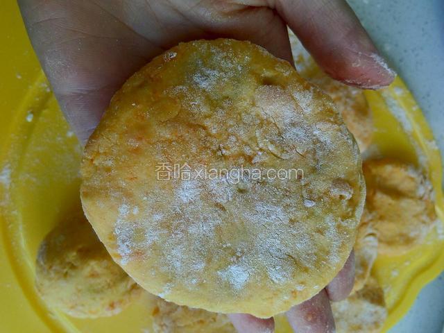 用手轻轻摁扁。