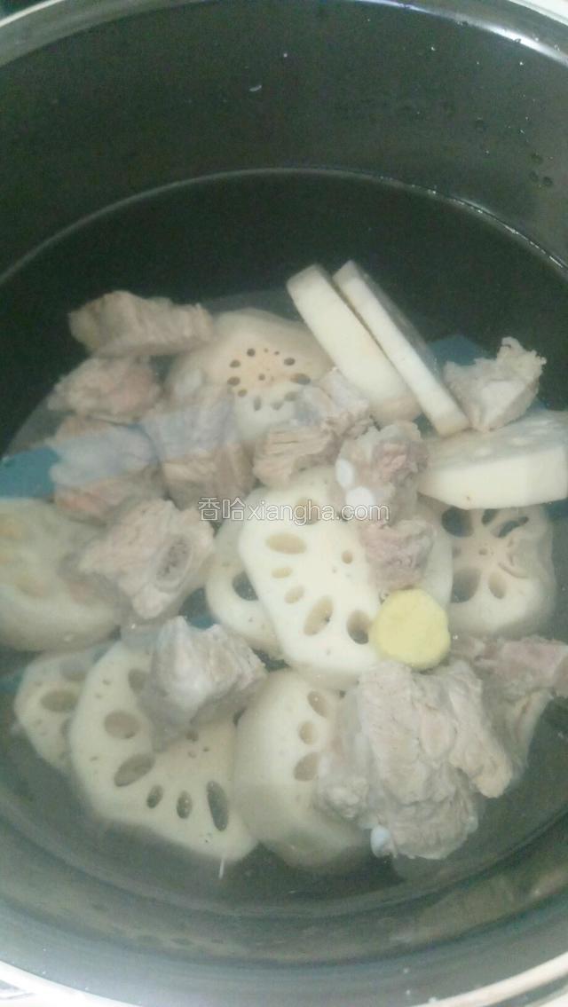 把排骨、莲藕、姜片、放入电压锅中，加入适量清水、滴入几滴醋盖上盖子。