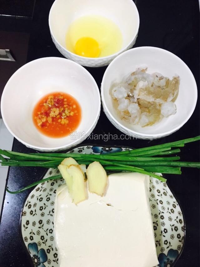准备好所有食材。虾仁和虾黄分别放在两个小碗里。