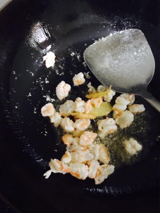 放入虾仁炒至变色。