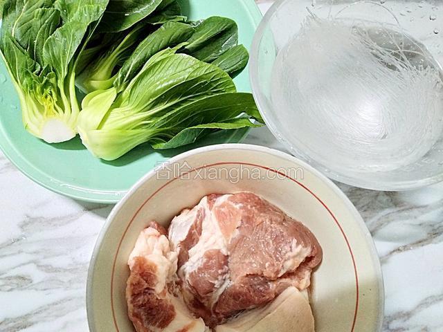 备好所需食材，粉丝先提前泡发，油菜洗净从中间切开待用