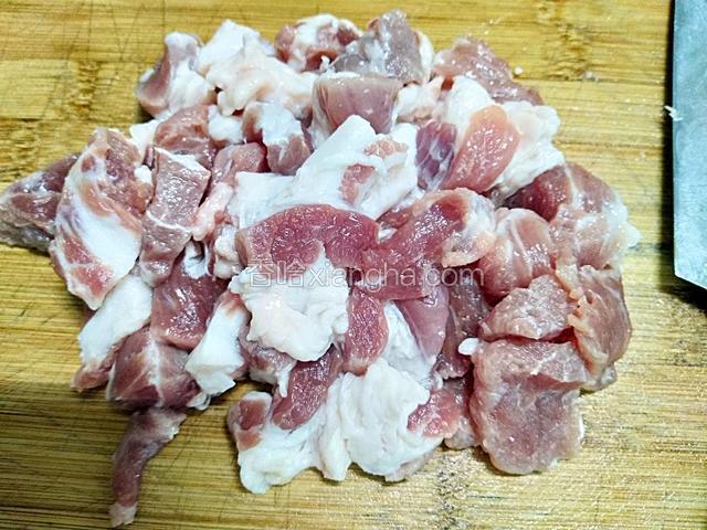 将梅花肉先放在案板上，切小块儿