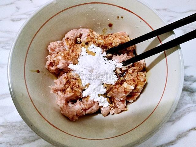 加入一勺味极鲜酱油，一勺蚝油和适量的淀粉拌匀