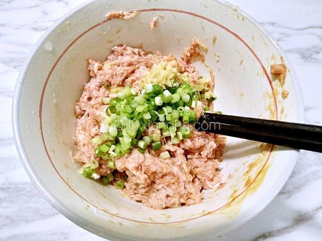 再加入姜末和小葱