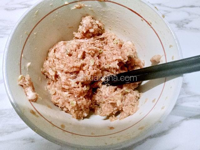 将肉糜顺时针搅上劲
