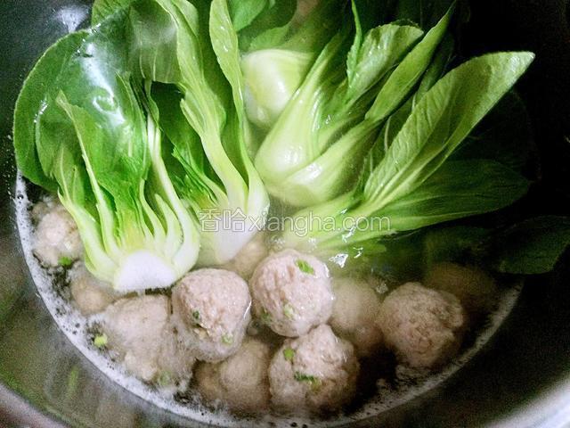 放入粉丝与油菜