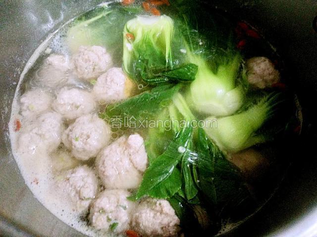 大约煮两3-4分钟左右食材完全熟透就好了，最后放入一把枸杞子，少许鸡粉和一勺香油即可
