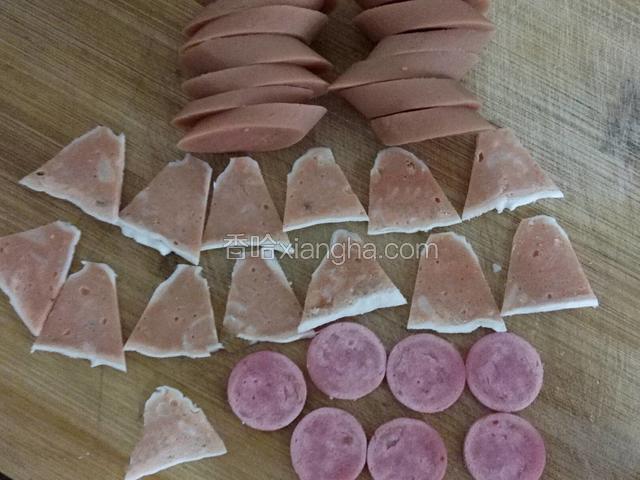切好火腿肠、鱼卷