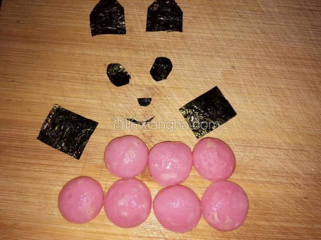 用海苔剪熊猫的耳朵、眼睛、鼻子、嘴巴、前腿﻿